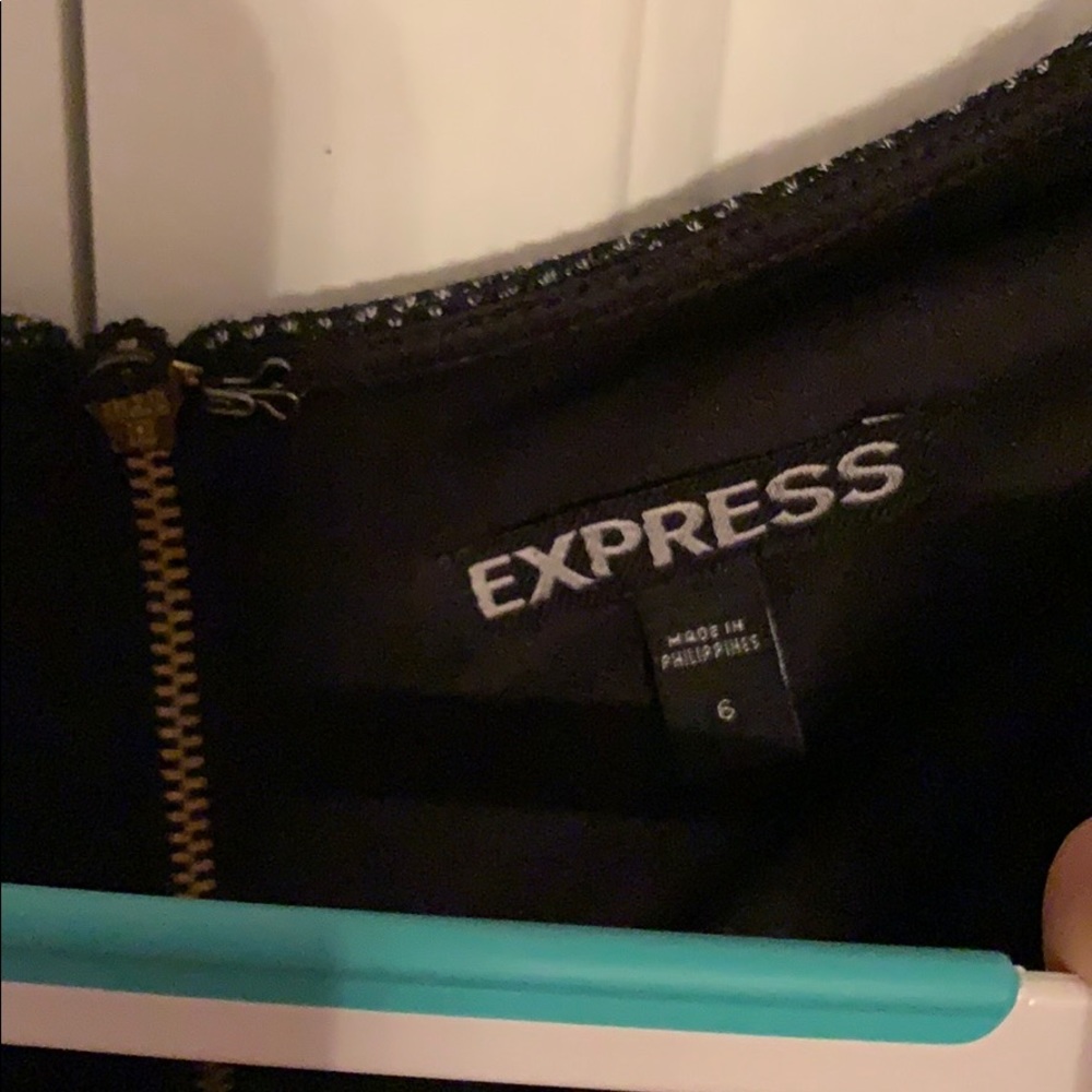 Express dress - Picture 3 of 8